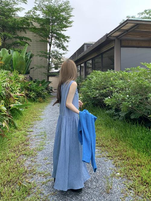 清新甜美風 2024夏秋新款大碼韓版藍色格紋背心裙穿搭指南